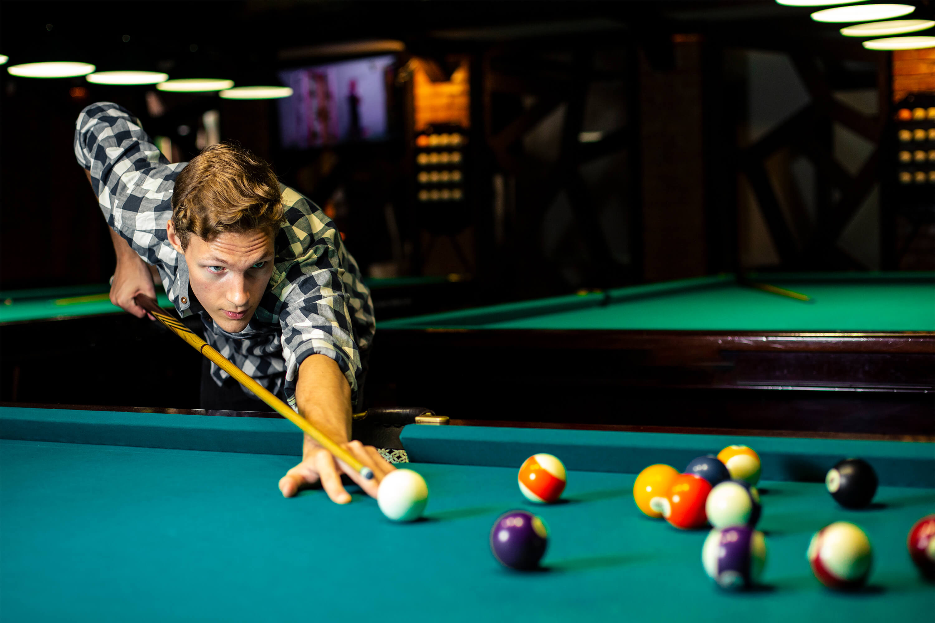 Why Carbon Fiber Pool Cue Outperform Wooden Ones？